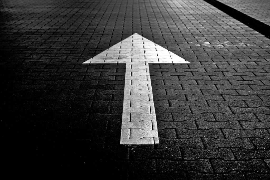 winter-road-arrow-74780