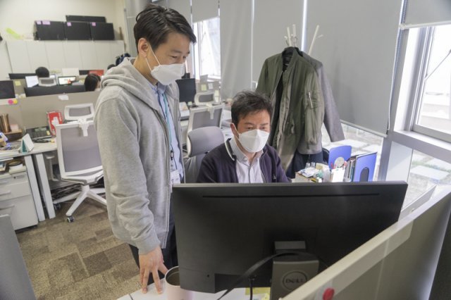 상상우리 신철호 대표가 임직원과 대화를 나누고 있다. 출처=IT동아